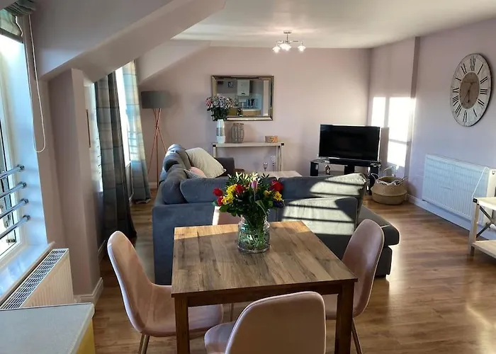 A Modern 2 Bedroom Apartment With Beautiful Views