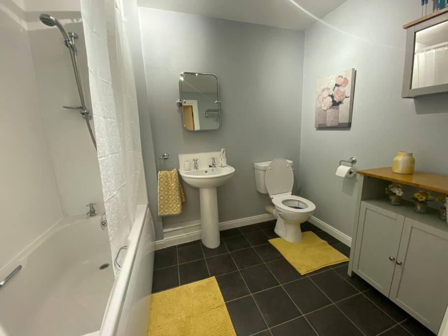 A Modern 2 Bedroom With Beautiful Views Apartment *